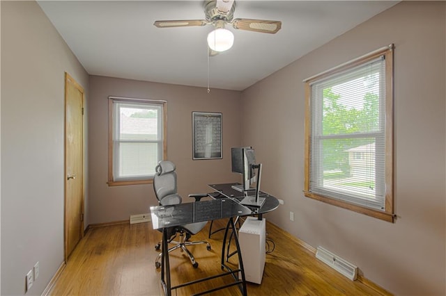 4511 NE 45th St, Kansas City, MO 64117 - office area featuring light wood-style flooring and a ceiling fan
