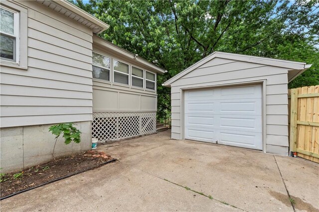 808 N River Blvd, Independence, MO 64050 - detached garage featuring concrete driveway