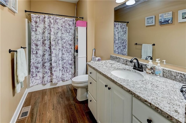 966 Moore Pl, Odessa, MO 64076 - full bath featuring vanity, wood finished floors, and shower / bathtub combination with curtain