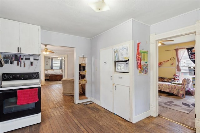 201 N Steuben Ave, Chanute, KS 66720 - hall with hardwood / wood-style floors and ornamental molding