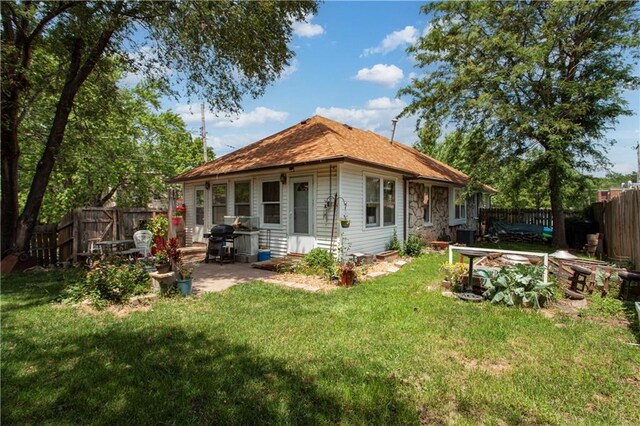 225 W Moore St, Independence, MO 64050 - back of property with a fenced backyard