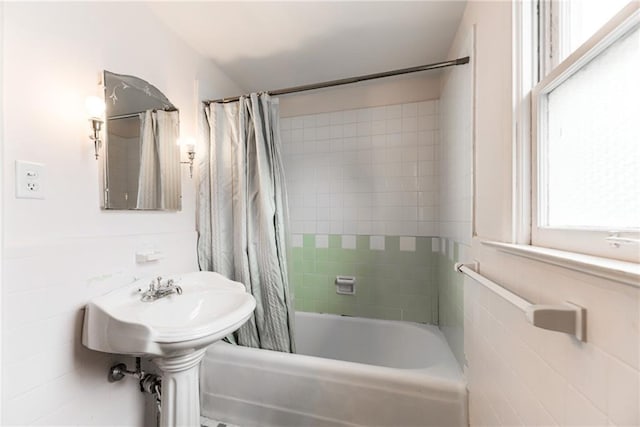 6645 Cherry St, Kansas City, MO 64131 - full bath with shower / bath combo