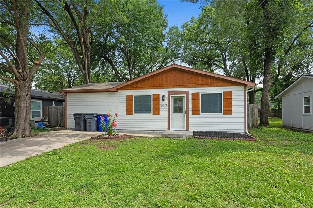 510 N Lincoln St, Olathe, KS 66061 - view of front of property with concrete driveway