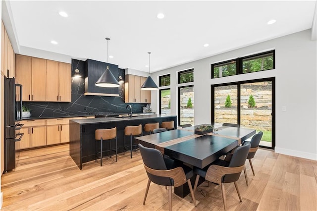 6111 Persimmon Ct, Parkville, MO 64152 - dining space featuring light wood-style flooring, recessed lighting, and baseboards