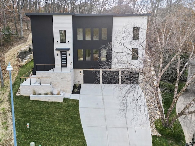 6111 Persimmon Ct, Parkville, MO 64152 - modern home featuring a garage and driveway