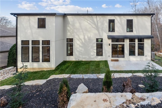 6111 Persimmon Ct, Parkville, MO 64152 - rear view of house featuring a patio and a lawn