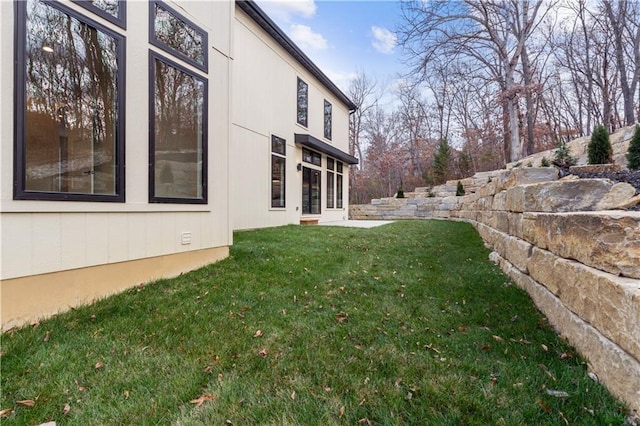 6111 Persimmon Ct, Parkville, MO 64152 - view of green lawn