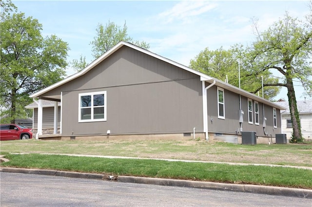 902 N 9th St, Neodesha, KS 66757 - view of side of home with crawl space and a yard