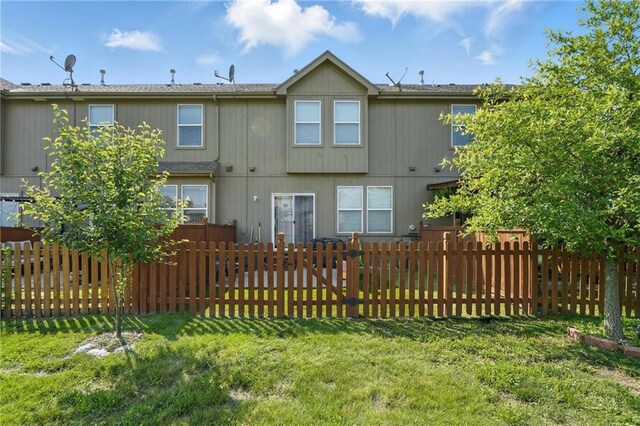 207 N Laurel St Unit 5D, Gardner, KS 66030 - back of property with a fenced backyard