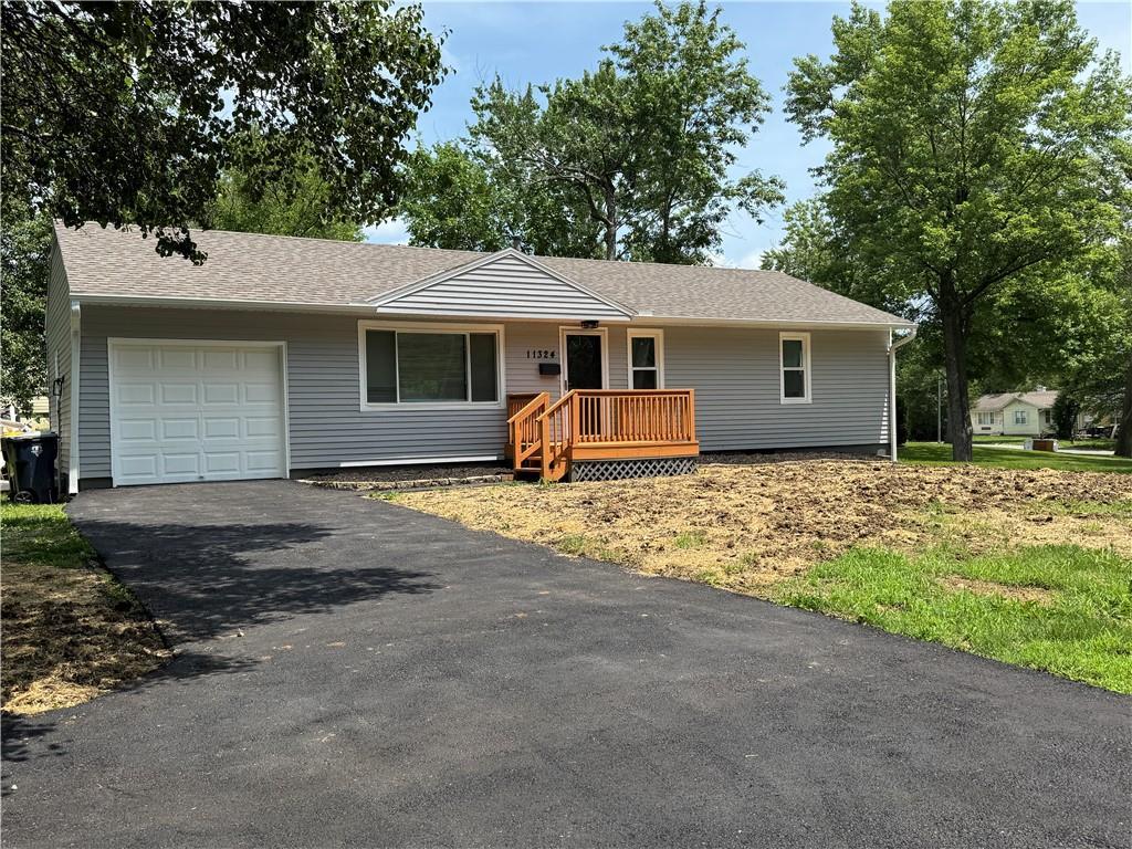 11324 Greenwood Rd, Kansas City, MO 64134 - photo 1
