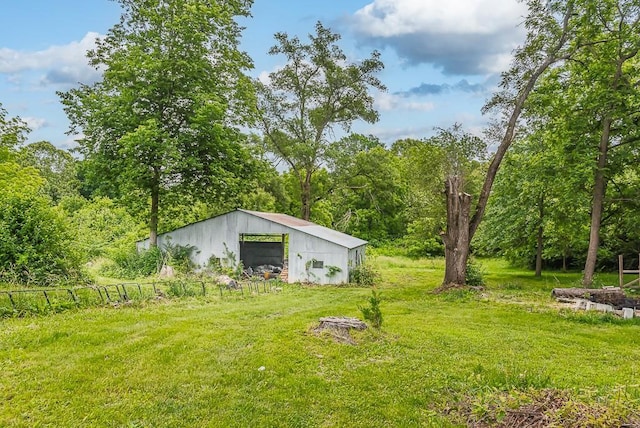 4207 10th Ave, Leavenworth, KS 66048 - view of yard with a pole building, a detached garage, an outbuilding, and a wooded view