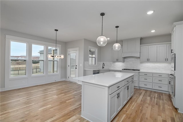 6018 Arapahoe St, Shawnee, KS 66226 - kitchen featuring a sink, stainless steel appliances, backsplash, light countertops, and light wood-type flooring