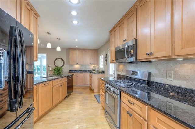 115 NE Green St, Lees Summit, MO 64063 - kitchen with black appliances, healthy amount of natural light, light wood-style floors, backsplash, and recessed lighting