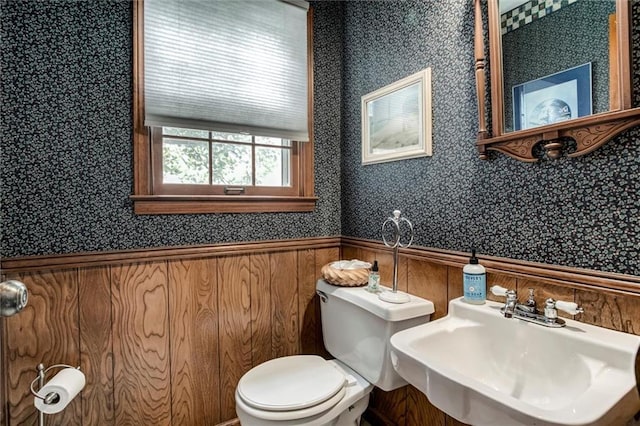 732 W 121st St, Kansas City, MO 64145 - bathroom featuring wallpapered walls and a wainscoted wall