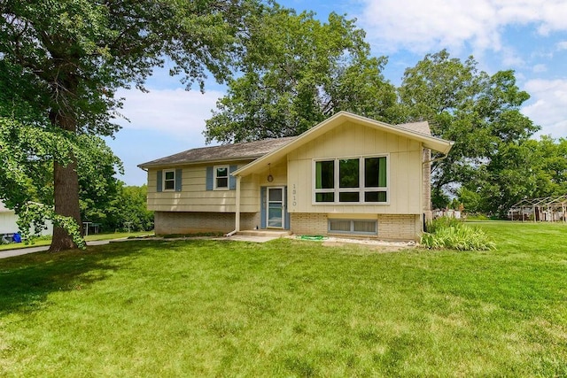 1310 N Leeview Cir, Olathe, KS 66061 - view of front of home featuring board and batten siding, a front lawn, and entry steps