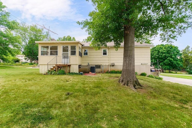 1310 N Leeview Cir, Olathe, KS 66061 - back of property featuring a lawn