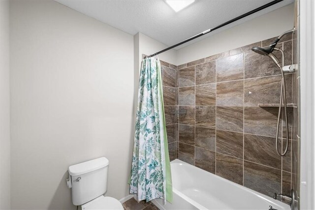 9154 Shady Bend Rd, Lenexa, KS 66227 - full bath with toilet and shower / bath combo with shower curtain