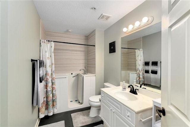 7226 Meadow View St, Shawnee, KS 66227 - full bathroom with toilet, vanity, curtained shower, and a textured ceiling