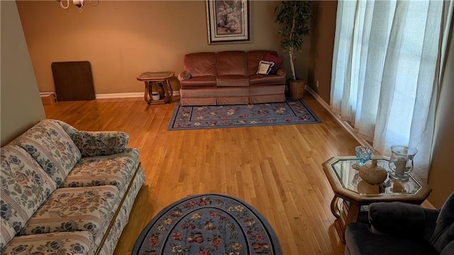 2006 Colonial Dr, Pittsburg, KS 66762 - living room featuring wood finished floors and baseboards