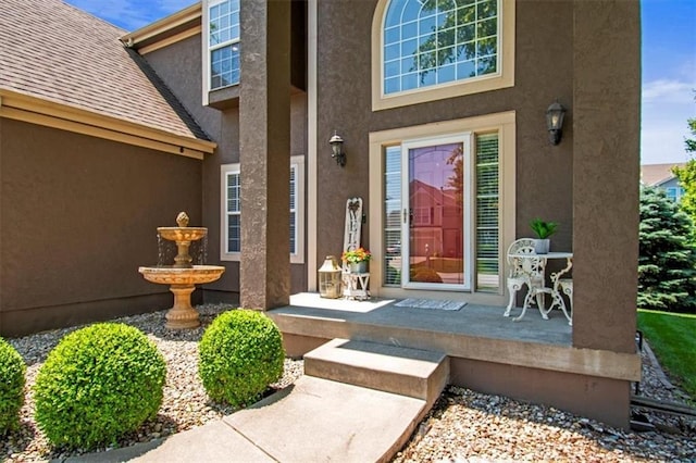 600 SW Gentry Ln, Lees Summit, MO 64081 - property entrance with stucco siding and a shingled roof
