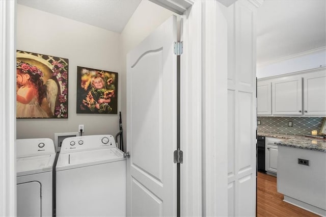 600 SW Gentry Ln, Lees Summit, MO 64081 - washroom with washer and clothes dryer and light wood-style floors