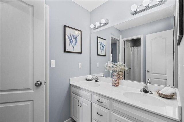 600 SW Gentry Ln, Lees Summit, MO 64081 - full bathroom featuring double vanity