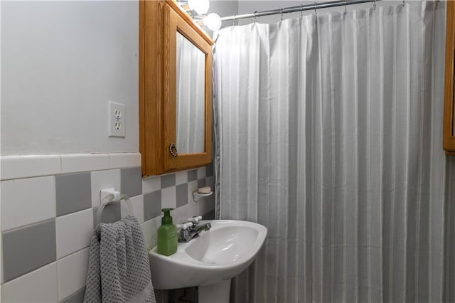 421 N Nettleton Ave, Bonner Springs, KS 66012 - bathroom with tile walls, curtained shower, and decorative backsplash