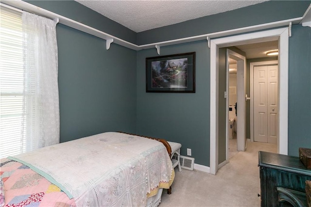 421 N Nettleton Ave, Bonner Springs, KS 66012 - bedroom featuring carpet floors and a textured ceiling