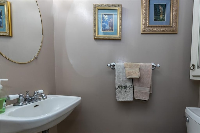 421 N Nettleton Ave, Bonner Springs, KS 66012 - bathroom featuring a sink and toilet