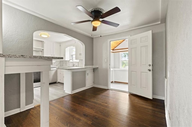 13623 W 95th St, Lenexa, KS 66215 - kitchen with a textured wall, a peninsula, plenty of natural light, ceiling fan, and light countertops