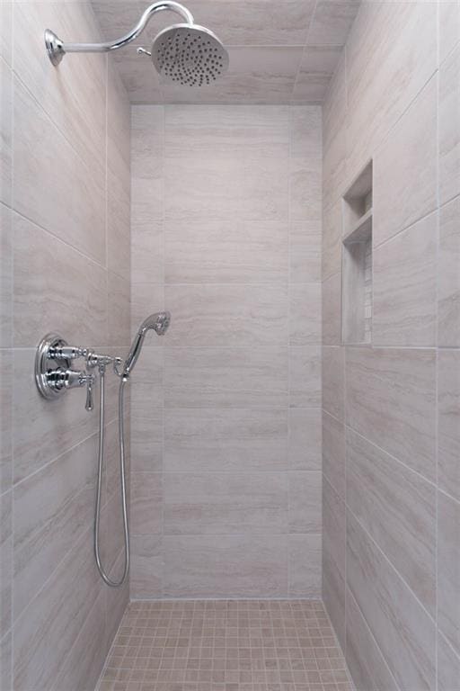 8311 Wenonga Rd, Leawood, KS 66206 - full bath featuring a tile shower