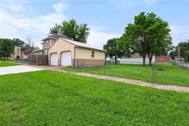 800 Brown Ave, Osawatomie, KS 66064 - view of side of home with a detached garage