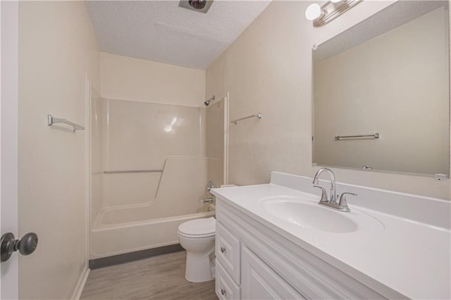 2701 NW 5th St, Blue Springs, MO 64014 - full bath with a textured ceiling, vanity, wood finished floors, and shower / washtub combination