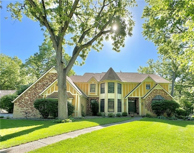 925 S Walnut St, Maryville, MO 64468 - view of front of property featuring a front lawn and stone siding