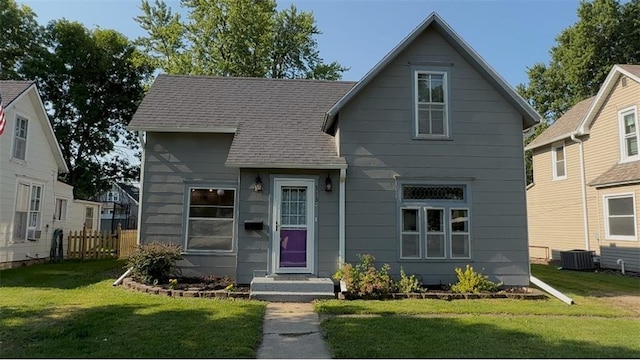 313 Shawnee St, Hiawatha, KS 66434 - view of front facade featuring cooling unit and a shingled roof
