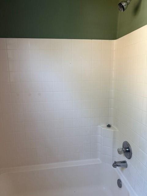 313 Shawnee St, Hiawatha, KS 66434 - bathroom view of shower / tub combination