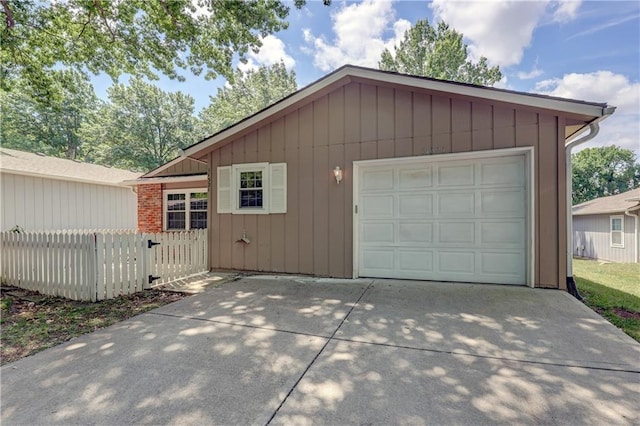 11321 W 77th Ter, Overland Park, KS 66214 - garage with driveway