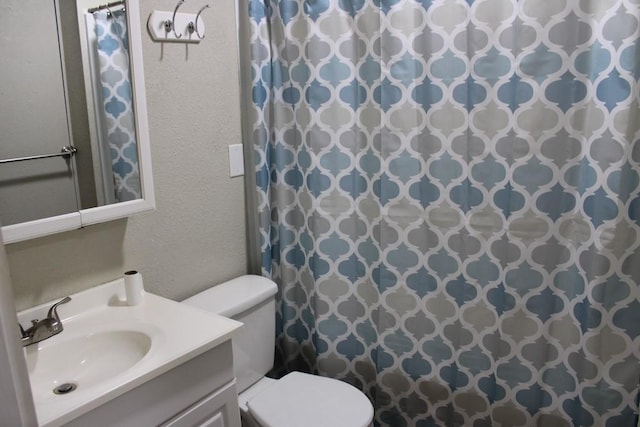 42 Driftwood Ln, Linn Valley, KS 66040 - bathroom featuring toilet, vanity, a textured wall, and curtained shower