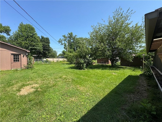 1110 S Plummer Ave, Chanute, KS 66720 - view of grassy yard