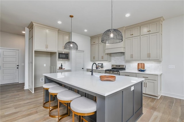 6039 Apache Dr, Shawnee, KS 66226 - kitchen with stainless steel appliances, decorative backsplash, light wood-style floors, light countertops, and recessed lighting