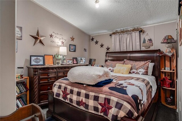 31965 Lakecrest Dr, Excelsior Springs, MO 64024 - bedroom with a textured ceiling, lofted ceiling, crown molding, and carpet