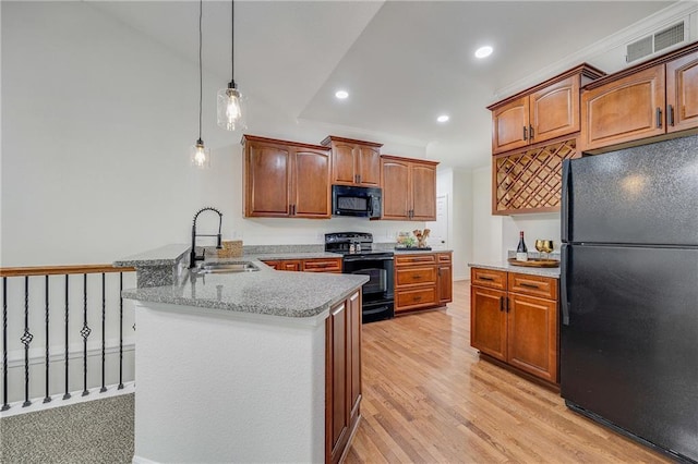 812 E 110th Ter, Kansas City, MO 64131 - kitchen featuring black appliances, a peninsula, hanging light fixtures, light wood-style flooring, and recessed lighting