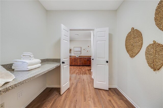 812 E 110th Ter, Kansas City, MO 64131 - hall featuring light wood-style flooring and baseboards