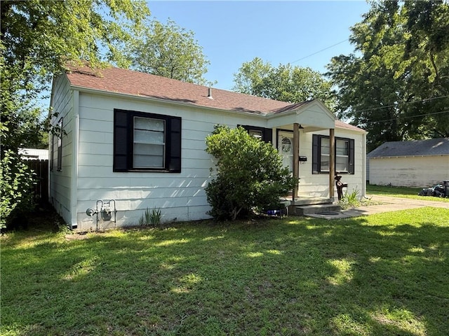 612 W Walnut St, Independence, KS 67301 - bungalow with a front lawn and roof with shingles