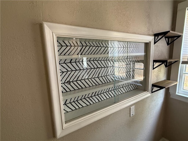 612 W Walnut St, Independence, KS 67301 - detailed view of a textured wall