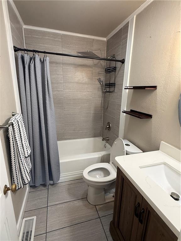 612 W Walnut St, Independence, KS 67301 - full bathroom with toilet, shower / bathtub combination with curtain, vanity, and ornamental molding