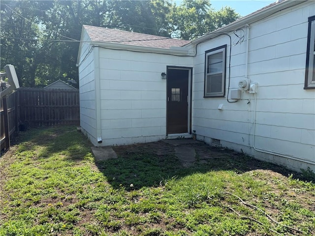 612 W Walnut St, Independence, KS 67301 - entrance to property featuring roof with shingles