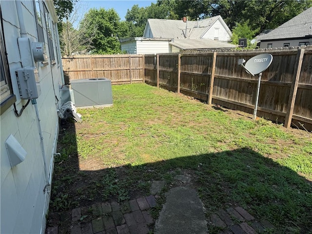 612 W Walnut St, Independence, KS 67301 - view of yard with central AC