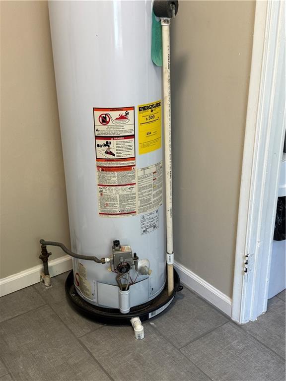 612 W Walnut St, Independence, KS 67301 - utility room with gas water heater