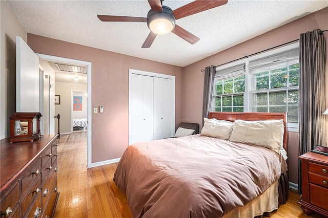 9412 Delmar St, Prairie Village, KS 66207 - bedroom with light wood-style floors, a textured ceiling, a closet, and a ceiling fan